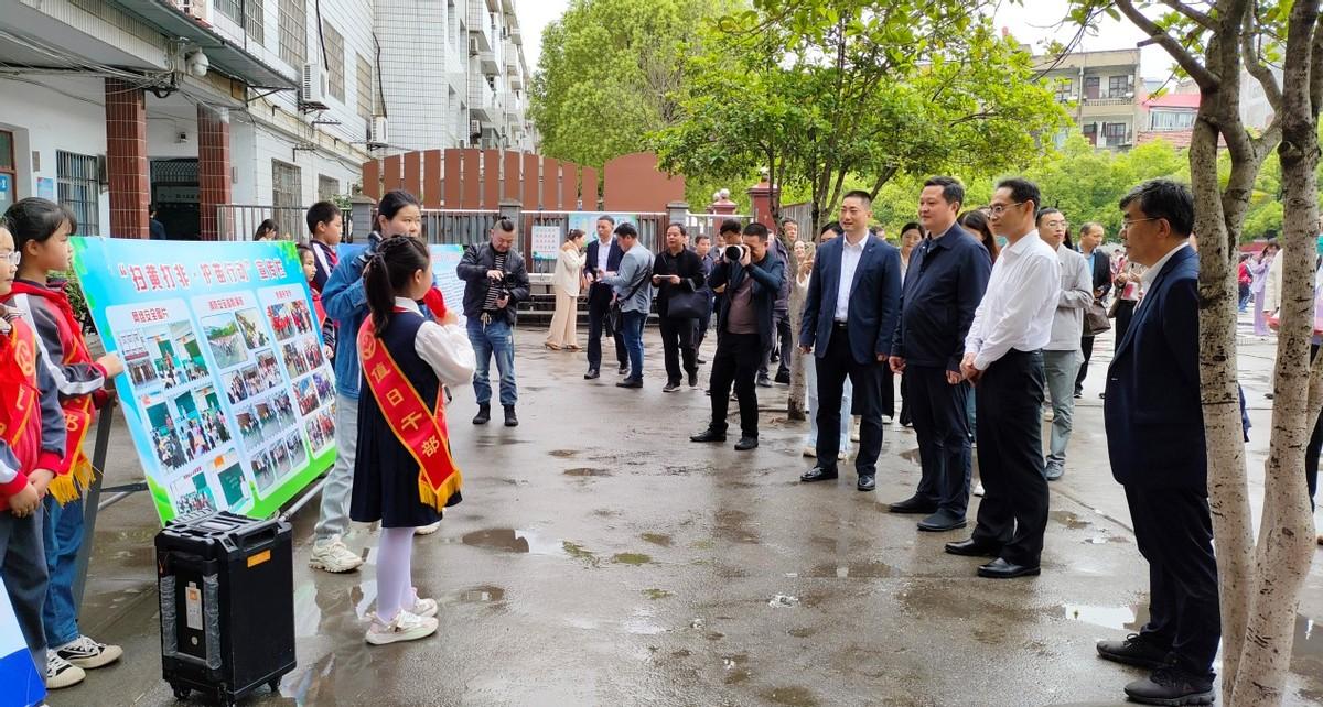 西塞山区教育局领导团队引领教育变革，塑造未来之光新篇章